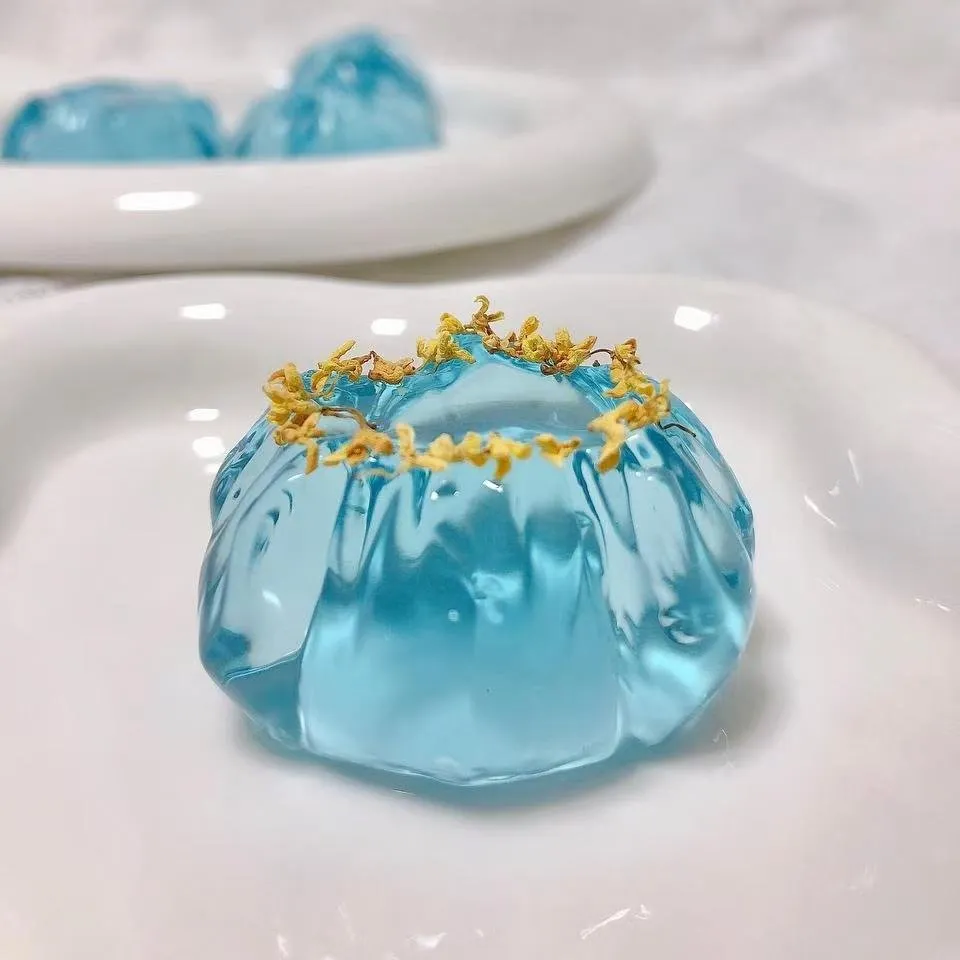 春水生~琉璃果子 白凉粉：纯净水 = 1:10 用料 材料 用量 白凉粉 20克 纯净水 200克 糖 15克 蝶豆花 1朵 步骤 步骤 1/10